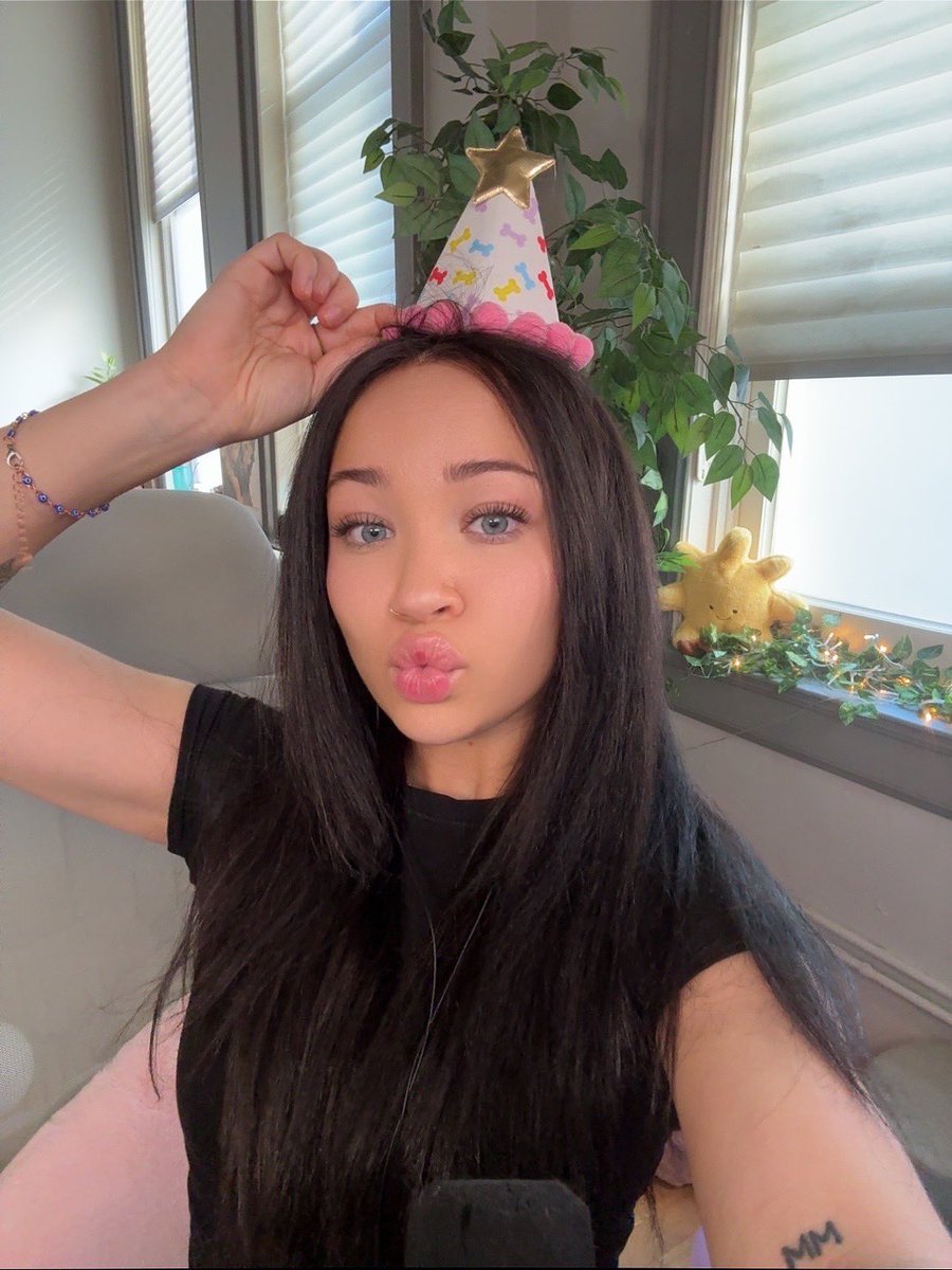 zoë 🌧️ tweet media