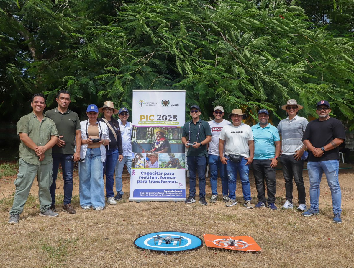 YackyCamposR's tweet photo. Actualizar al #Estado también es tomar decisiones técnicas.
En la @URestitucion contamos hoy con 15 pilotos de dron certificados, formados en alianza con la Universidad de Cartagena y habilitados para operar con autorización de la @AerocivilCol.

Esta capacidad fortalece la medición predial, amplía el alcance en territorios de difícil acceso y reduce riesgos para nuestros equipos. Tecnología aplicada al servicio de la #restitución.

#EstadoInnovador #TecnologíaPública #Logros2025
