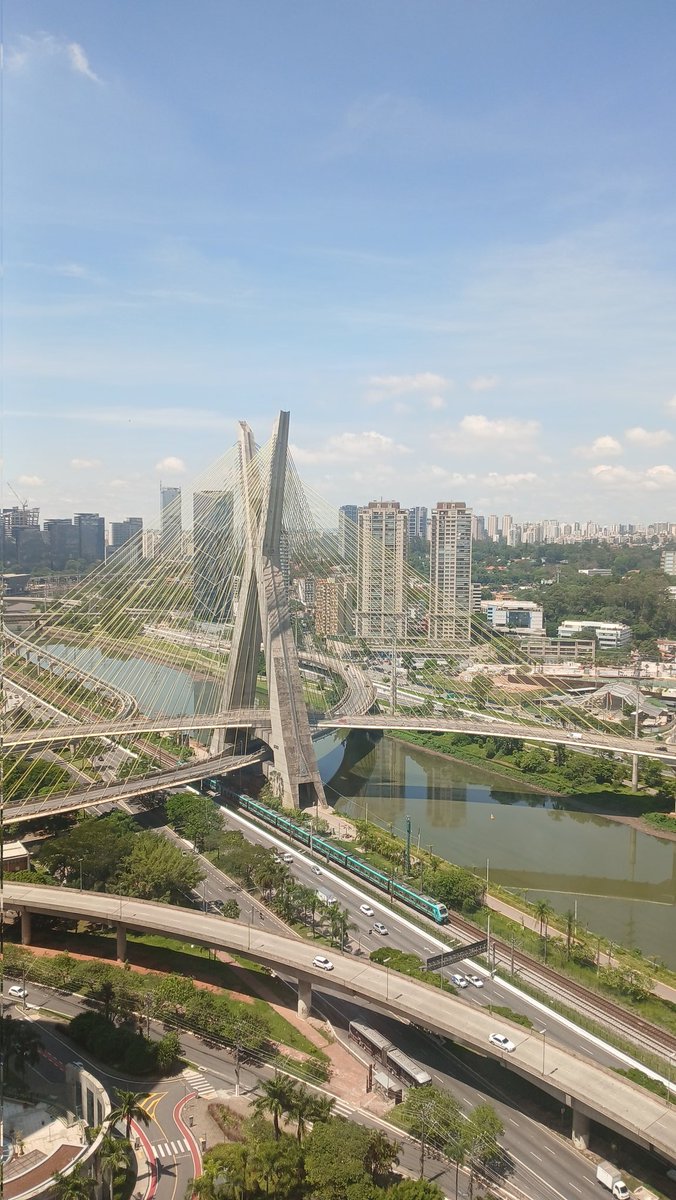 mitskisober's tweet photo. ta ate q essa vista é legal meio sla predio kkkk https://t.co/QNSRy83GgU