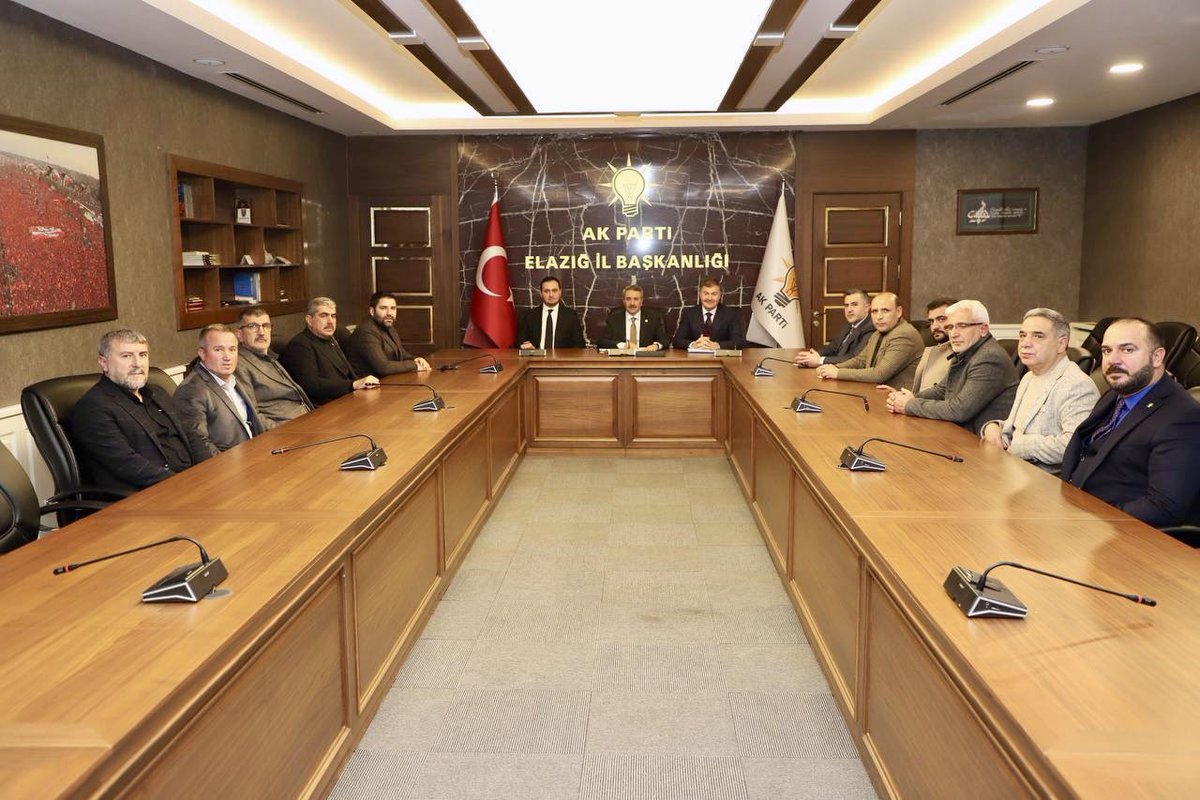 MustafaAlkayis's tweet photo. Elazığ ilçe başkanlarımızla verimli bir toplantı gerçekleştirdik. Teşkilat çalışmalarımızı kapsamlı şekilde değerlendirerek sahadaki durumu ele aldık, önümüzdeki döneme ilişkin yol haritamızı belirledik. 

Birlik, beraberlik ve dava bilinciyle Elazığ’ımız için aynı kararlılıkla çalışmaya devam edeceğiz. @abuyukgumus @Akparti @RTErdogan