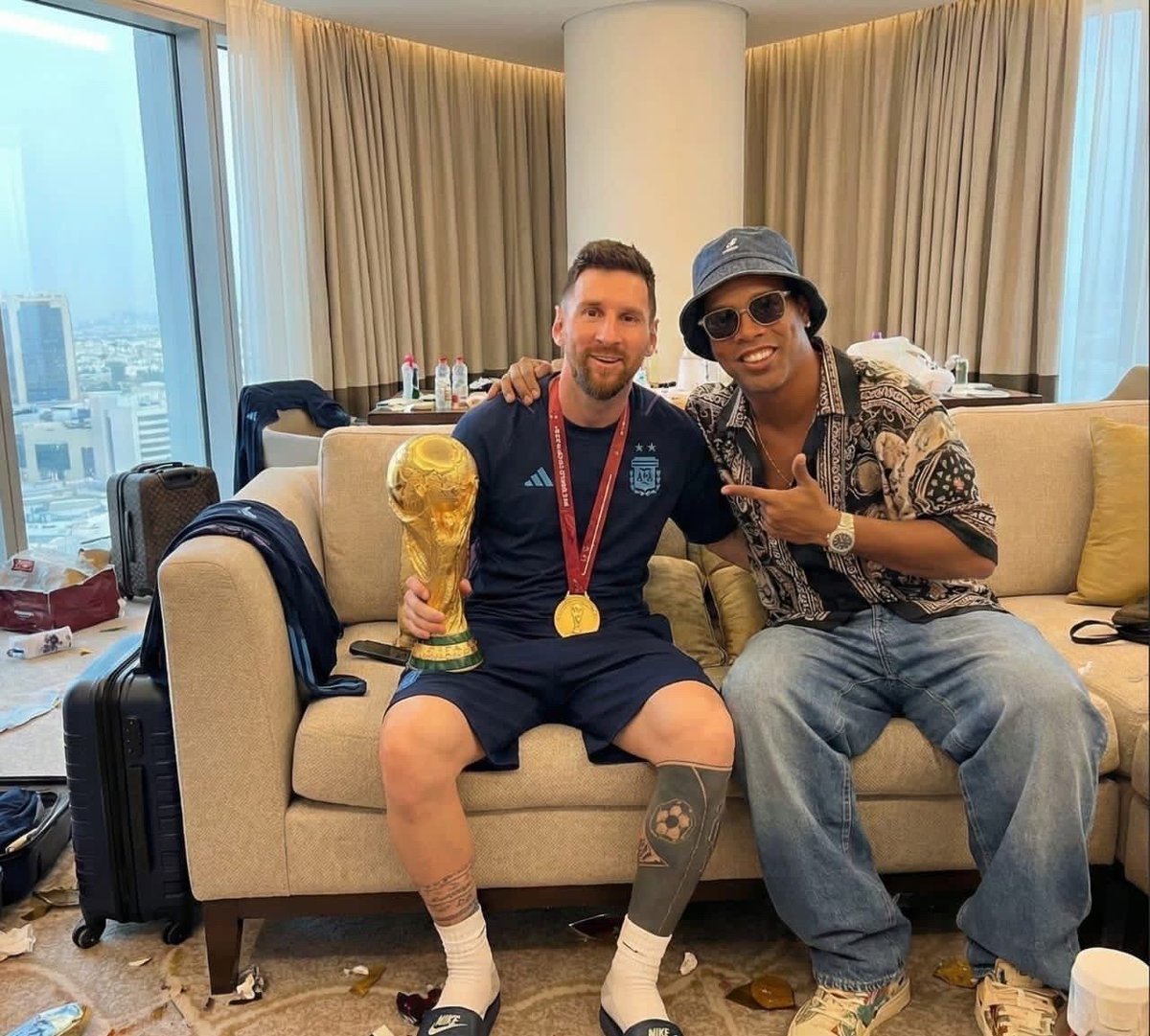 MessiFCWorld's tweet image. 🎙️Ronaldinho Gaucho🇧🇷 :" After leo Win The world cup I went to his room not as a Brazilian or a former teammate, but as a big brother. When I saw him sitting there, finally holding that trophy, I didn't need to say much. I just hugged him and told him, 'Now, football has paid its…