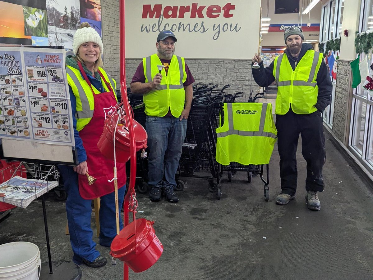 FASTequip's tweet image. This season, our teammates embraced the spirit of giving by using their paid volunteer time off to serve as bell ringers for the Salvation Army at Tom’s Food Market in Glenwood.Thank you to everyone who gave their time to help others during the holidays! ❤️