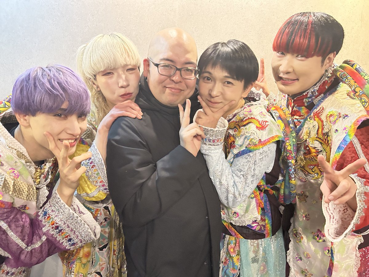 深夜ワンマン凄かった！！！
17曲ノンストップでバチバチに熱くてかっこよかった
年越しのライブも楽しみだなぁ

ホントに今年一年も沢山ライブ見れてよかった
来年も楽しみ