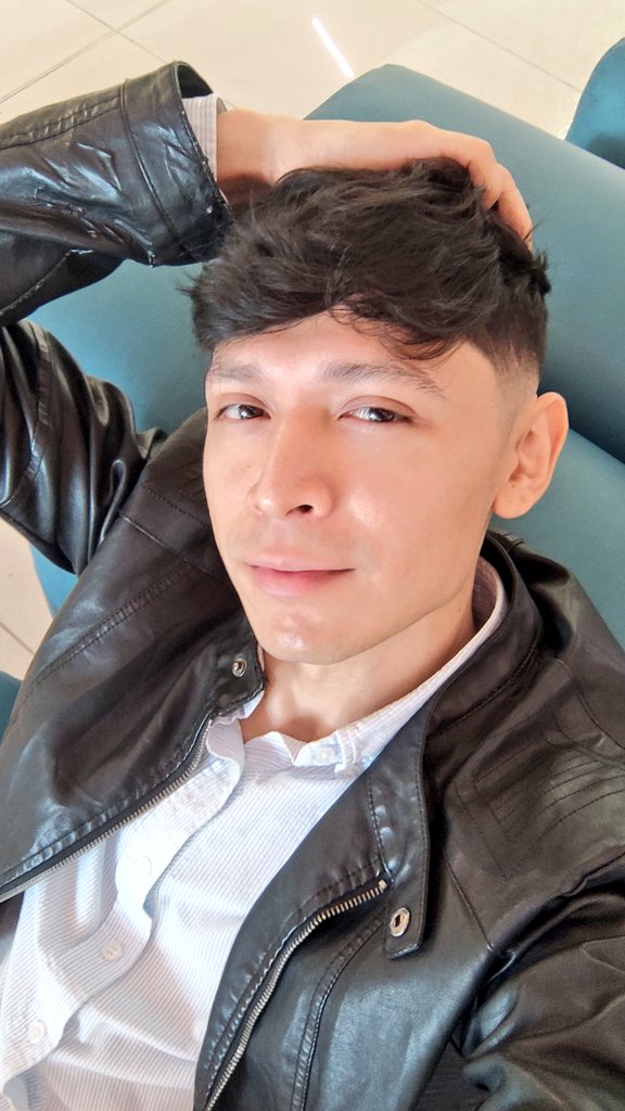 CoreasFer's tweet image. Do I count as a pretty boy? ✨