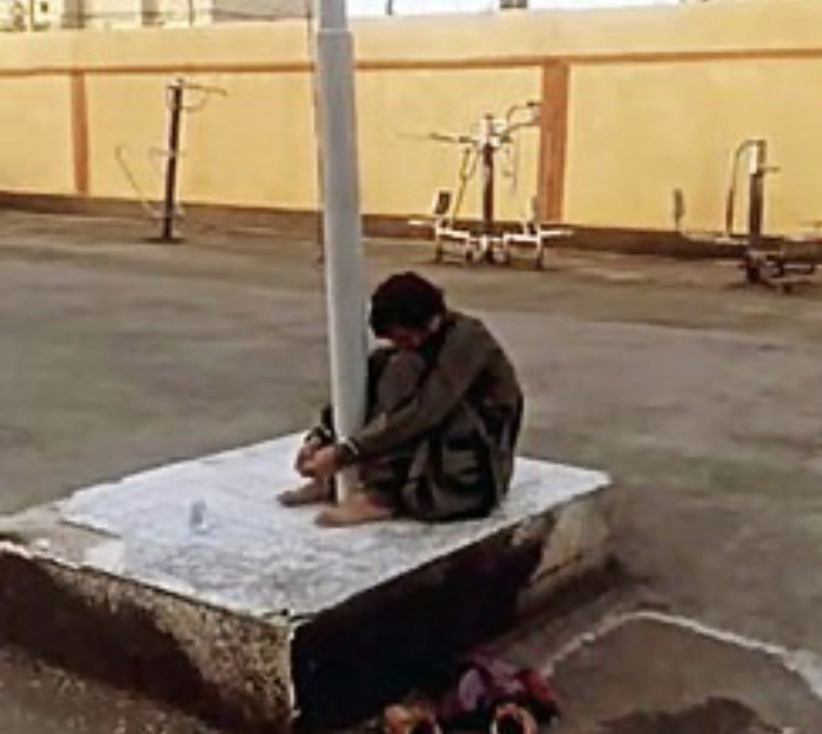 Zaman17J's tweet photo. بعضی ایستادن‌ها نشسته‌اند. https://t.co/XxBB7FjzmG