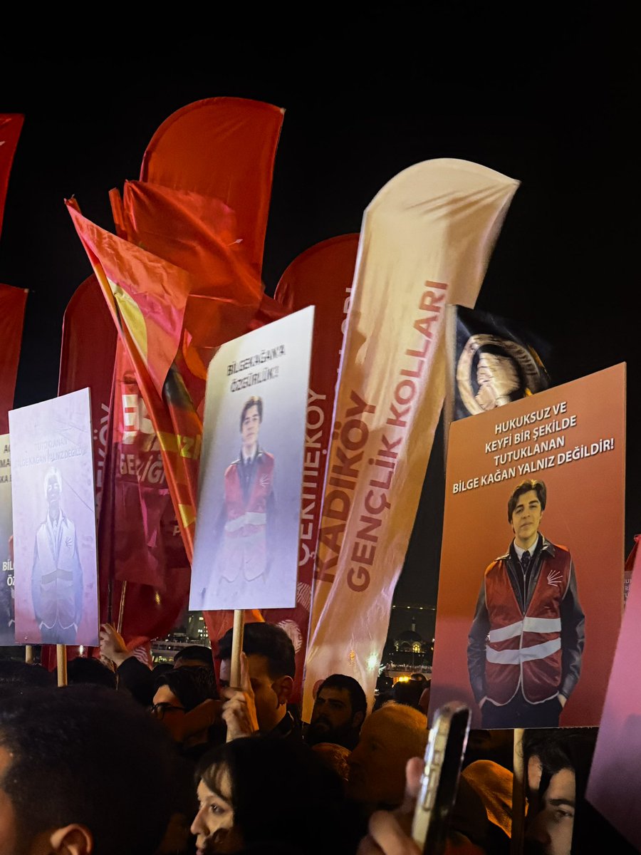 Baskılarınız da tutuklama kararlarınız da bizi yıldıramaz.

Bilge Kağan Şarbat için Kadıköy’deydik.

Gençliği hedef alan baskı politikalarına karşı adalet ve demokrasi mücadelemizi kararlılıkla sürdüreceğiz.