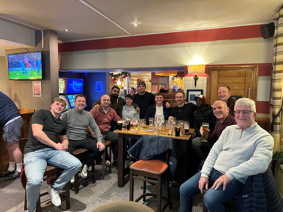 Great to see some of the Yeovil CC family together for a Christmas get-together 🎄🍻 

Good laughs, good company, and plenty of festive cheer. Here’s to more memories on and off the pitch in the new year!