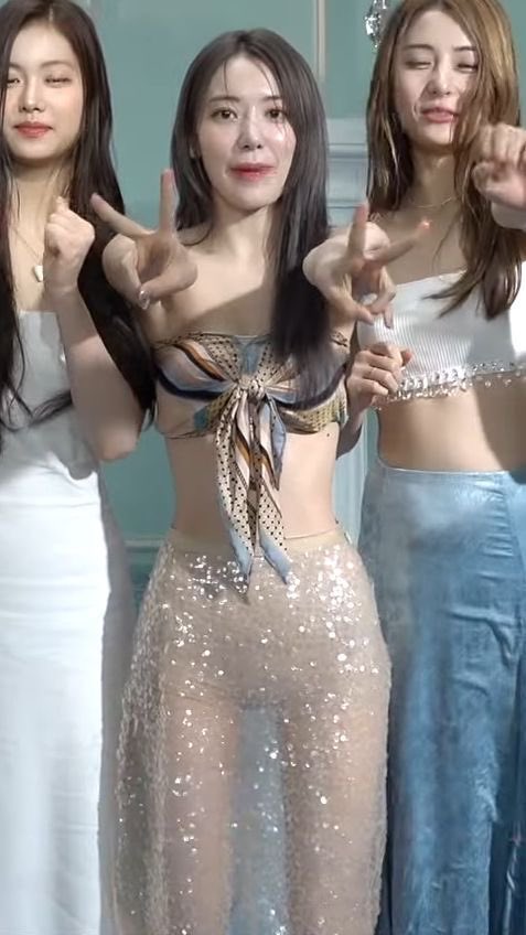 wonniesbmi's tweet photo. she literally has my dream figure her waist is so perfect😭 https://t.co/KDuPMprJfy