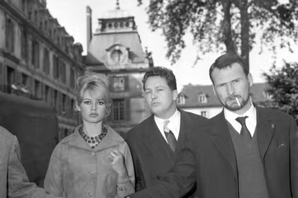 chachou_saphyr's tweet image. A côté d'elle, c'est Jean Marie Le Pen

Le Pen, il a perdu son oeil en 1965 lors d'une bagarre

Brigitte Bardot est né en 1934

Sur cette photo, elle a pas plus de 30 ans

Elle est pas devenue raciste par sénilité, elle est raciste depuis sa jeunesse