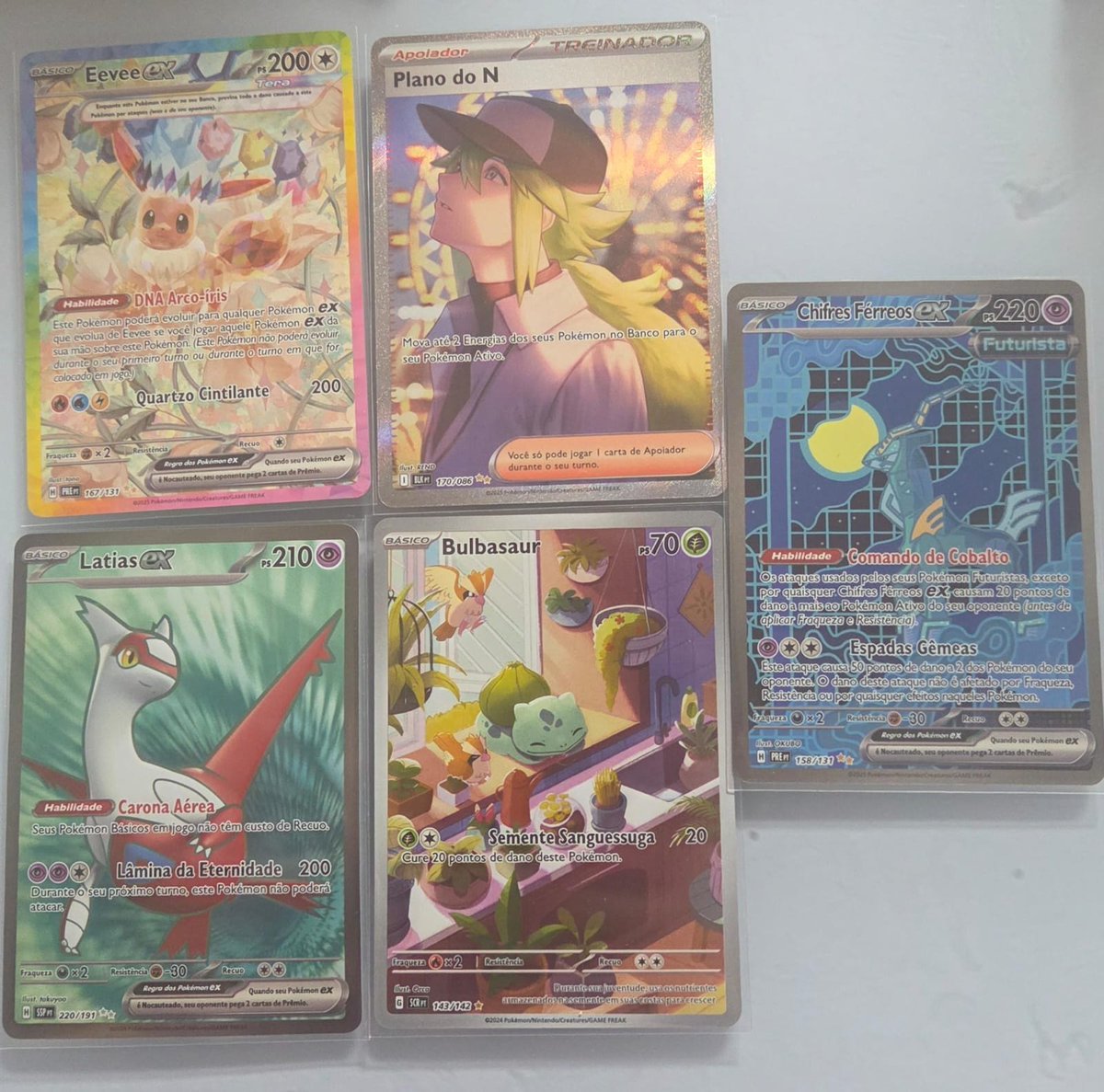 collect553's tweet photo. venda 

eevee ex: R$462,00
latias ex: R$85,00
plano do n: R$210,00
bulbasaur: R$100,00
chifres ferreos ex: R$165,00

todas as cartas nm, com sleeve assim que tiradas do pacote https://t.co/k5PJgFpXOW
