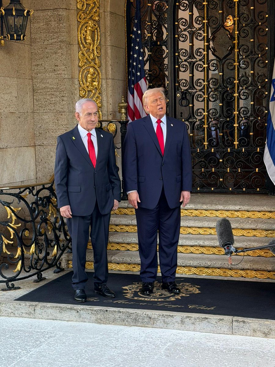 netanyahu's tweet image. An important meeting in Mar-A-Lago with a great friend @realDonaldTrump.

Stronger together 🇮🇱🇺🇸