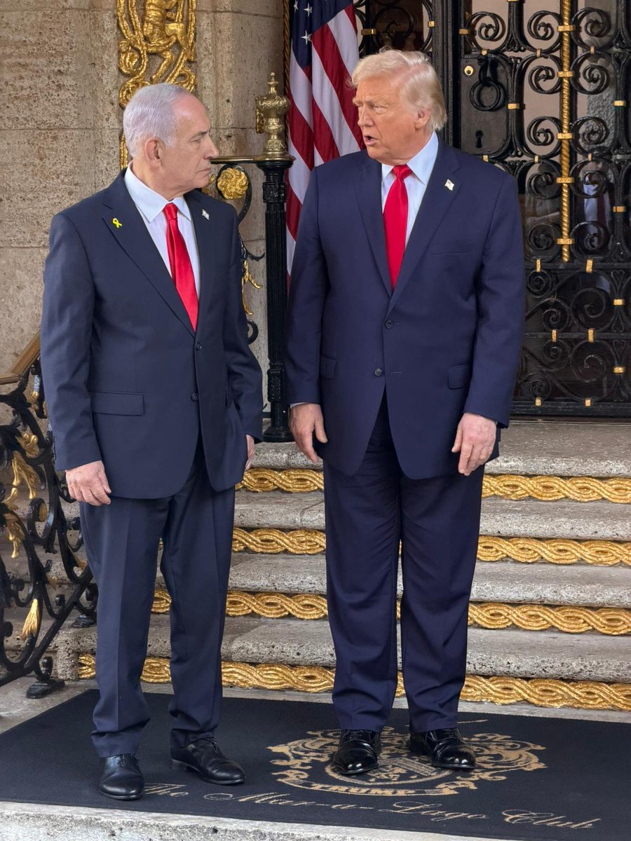 netanyahu's tweet image. An important meeting in Mar-A-Lago with a great friend @realDonaldTrump.

Stronger together 🇮🇱🇺🇸