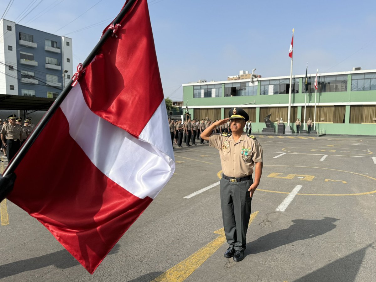 DIRCRIPNP's tweet photo. Se realizó la Ceremonia de Pase al Retiro de 9 oficiales y suboficiales PNP.

Dos de nuestros peritos se despidieron de la Bandera de Guerra y pasan al retiro con honores.

Su legado permanece al servicio de la justicia del país. https://t.co/KY5duWeBNY