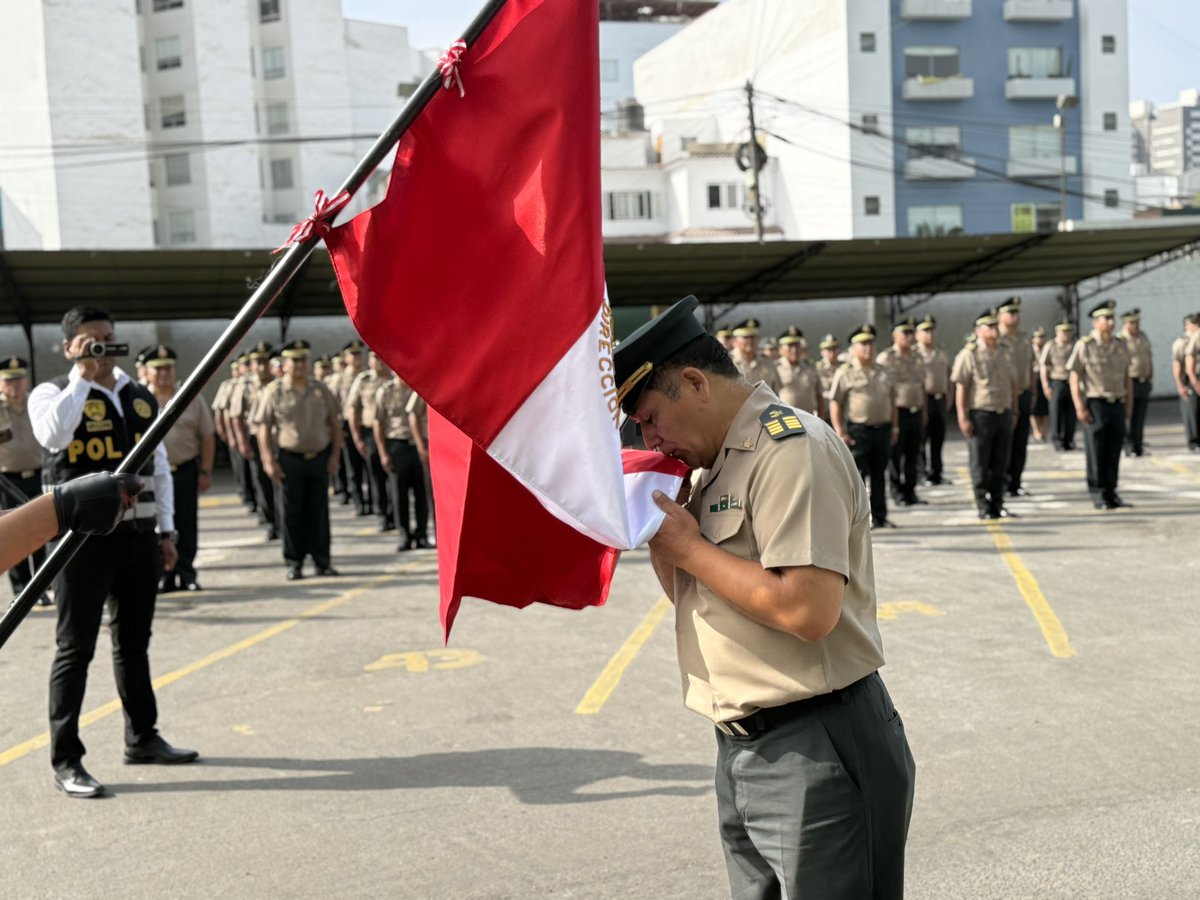 DIRCRIPNP's tweet photo. Se realizó la Ceremonia de Pase al Retiro de 9 oficiales y suboficiales PNP.

Dos de nuestros peritos se despidieron de la Bandera de Guerra y pasan al retiro con honores.

Su legado permanece al servicio de la justicia del país. https://t.co/KY5duWeBNY
