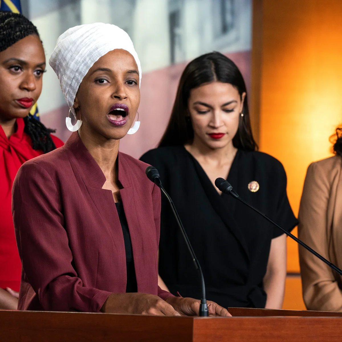 Polymarket's tweet image. BREAKING: Democrats now 4× more likely than Republicans to control the House after midterms.