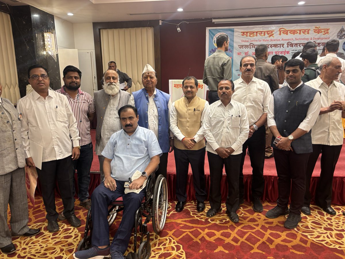 Anilpatilmadha9's tweet photo. @Vanarai_Pune @TrustVanarai @WEForg @Water @UN_Water @watercouncil @jaljeevan_ @PIBWater @cleanganganmcg @Namamigangesf @MoHUA_India @WaterHarvestOrg @indiawater @sureshpprabhu @mvkpindia @Jalmitra1 या कार्यक्रमाचे वैशिष्ट्य-
पुरस्कार निवड समिती सदस्य हभप दत्ता मोरे महाराज यांचा १ जानेवारी २३ रोजी मोठा अपघात झाला होता,अद्यापही त्यामधून ते तंदुरूस्त झाले नाहीत.तरीही केवळ सामाजिक बांधिलकी व स्नेह यामुळे २०० किमी प्रवास करून आले व मानपत्राचे वाचन केले,हे अत्यंत ऱ्हदयस्पर्शी आहे https://t.co/L4lCFIYzjB
