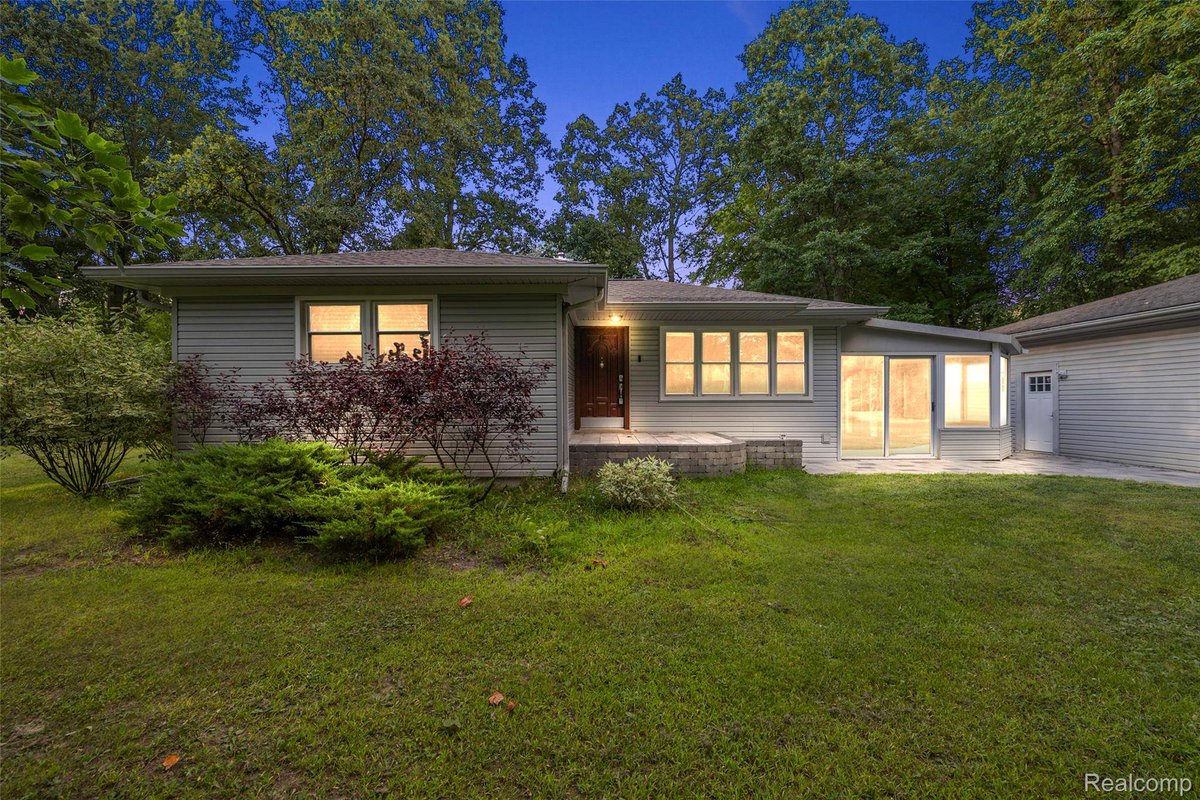 SueRealtor1's tweet photo. Listing Address: 350 Casemer RD, Orion, MI 48360
Listing Price: $399,900
Schedule a showing and request more information here: https://t.co/nm0pMdZDA2 https://t.co/J7yP2aa9Uq