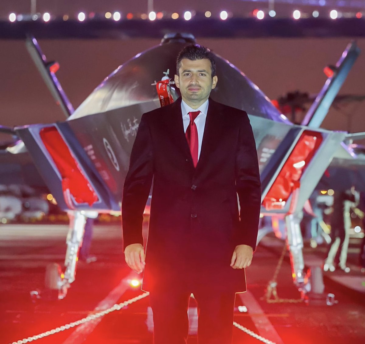 Tanıştırayım

İşte karşınızda KOÇ’u ve Sabancı’yı sollayıp 2022, 2023 ve 2024 yıllarında vergi rekortmeni bir babayiğit olan Selçuk Bayraktar duruyor.

Gurur duymayan bizden değildir…