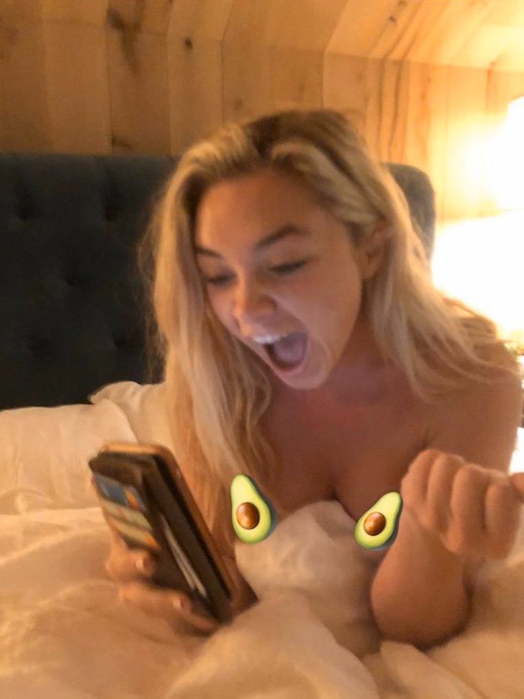 CAPTAlNPUGH's tweet image. florence pugh's reaction when she found out about her oscar nomination is so iconic