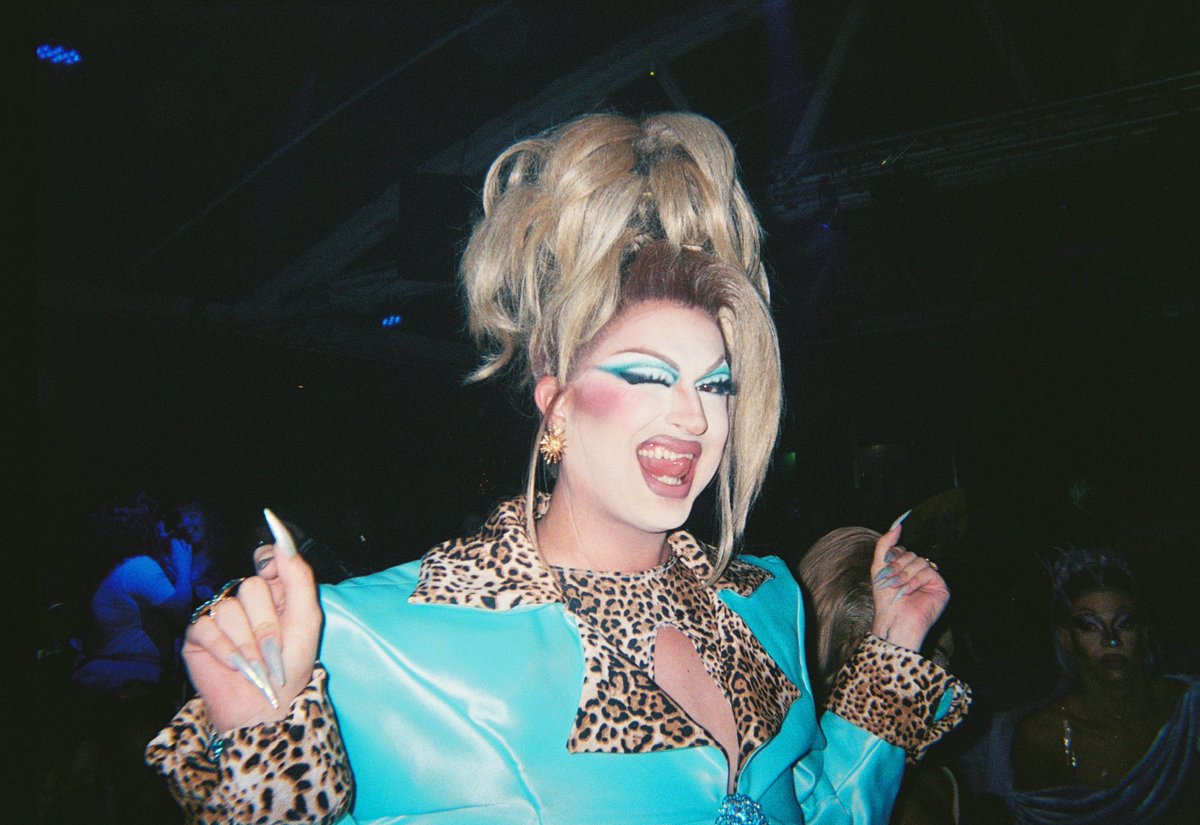 gatoliminal's tweet photo. Chicago’s Drag Sensation Neutral Gena explains how to make a pickaxe on Minecraft on a recent interview,

“You put the material on the top row and two sticks under for the handle” She explained. “It can be of any mineral, but Iron rocks my world,” she added. https://t.co/mlsanJhMUk
