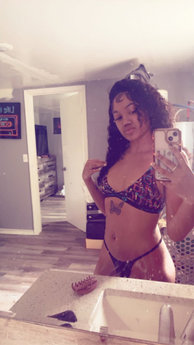 finecchinaa's tweet photo. 🍑💜 https://t.co/ZgcIYQV1Co
