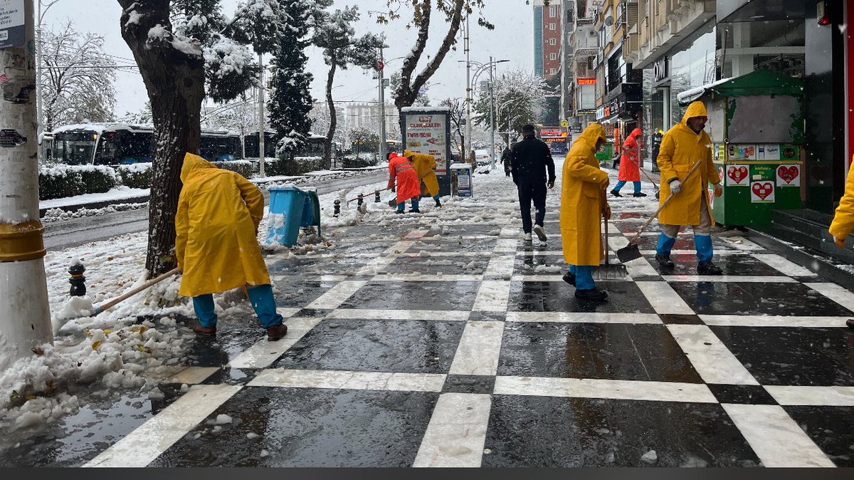 Şanlıurfa’da sabahın erken saatlerinde başlayan kar yağışı sürecinde Haliliye Belediyesi sahada hızlı ve özverili bir çalışma ortaya koyarak görevini hakkıyla yerine getirdi. Saha kordinasyonundaki çalışmaları için ivedilikle ekipleri yönlendiren Sn.Emin Aslan’a Alınan tedbirler