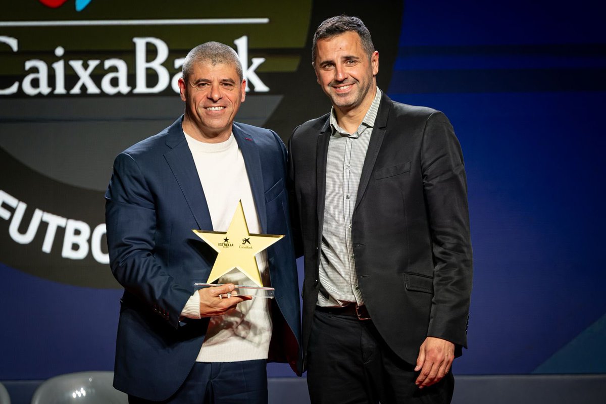 fsalagarcia's tweet photo. ⭐️ Xavi Closas recull el trofeu a millor entrenador de futbol sala català durant la Gala Estrelles de la @FCF_CAT per segon any consecutiu! Enhorabona, míster!

#TempsDeCreure https://t.co/81PI6k0mhW