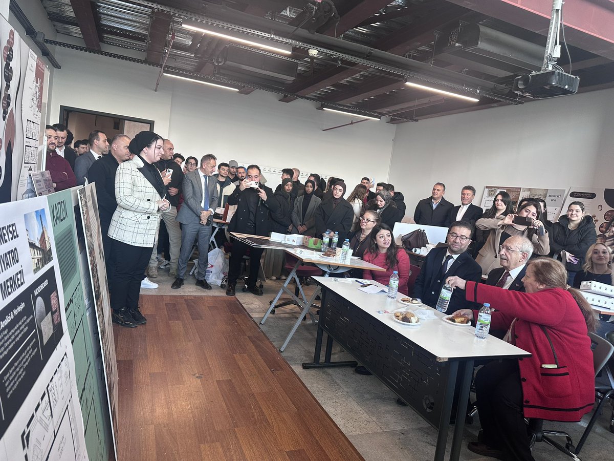 📌Liderimiz Sn. Kemal Kılıçdaroğlu,
“Türkiye’nin Kalkınma Süreci: Bugünkü Durum ve Geleceğe Bakış” başlıklı söyleşide OSTİM Teknik Üniversitesi’nde gençlerle buluştu.

Sn. Kemal Kılıçdaroğlu, gençlerin sorularını samimi ve yol gösterici bir üslupla yanıtladı.

Programın ardından