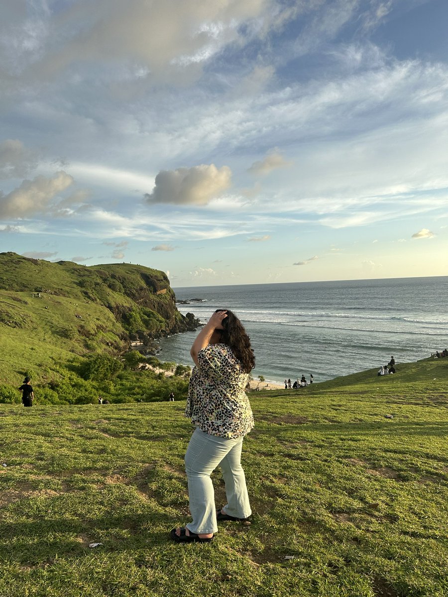 fluffiyy's tweet photo. Lombok bersama klien syariahku, apa itu beach club??☺️🙃 https://t.co/WaLrqykjPE
