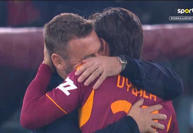 Calcio_Syndrome's tweet photo. Capitano e eterna bandiera💛❤️
Core de 'sta citta💛❤️
#ASRoma
#RomGen https://t.co/BGJ6gEvsYz