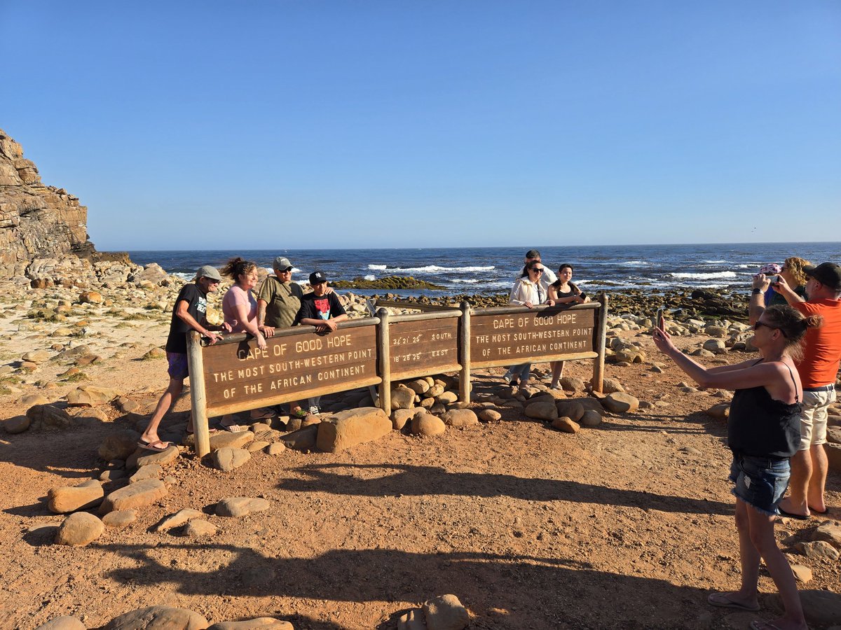 jin1206's tweet photo. 今日はケープタウン観光。ペンギンコロニーに喜望峰！
#ケープタウン #ペンギンコロニー #CapeTown #喜望峰 https://t.co/E4RZG2MnSe