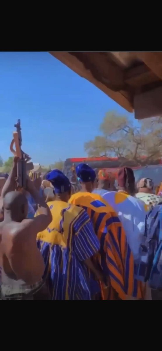 EliasuAlhaji's tweet image. #Bawku: Local security intelligence officers were reportedly taken aback earlier today after guards accompanying the Pusiga chief were seen openly carrying military-grade firearms en route to the Samapid Festival in Bawku, in apparent violation of the ongoing gun amnesty program.