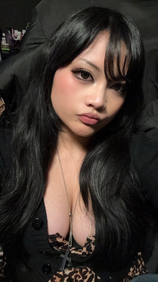 PrinLTSG's tweet image. First things on my list for next year are buying bigger lashes and bigger bras (or just losing weight lol) 

This is a wireless lace top and it felt dangerous 😭