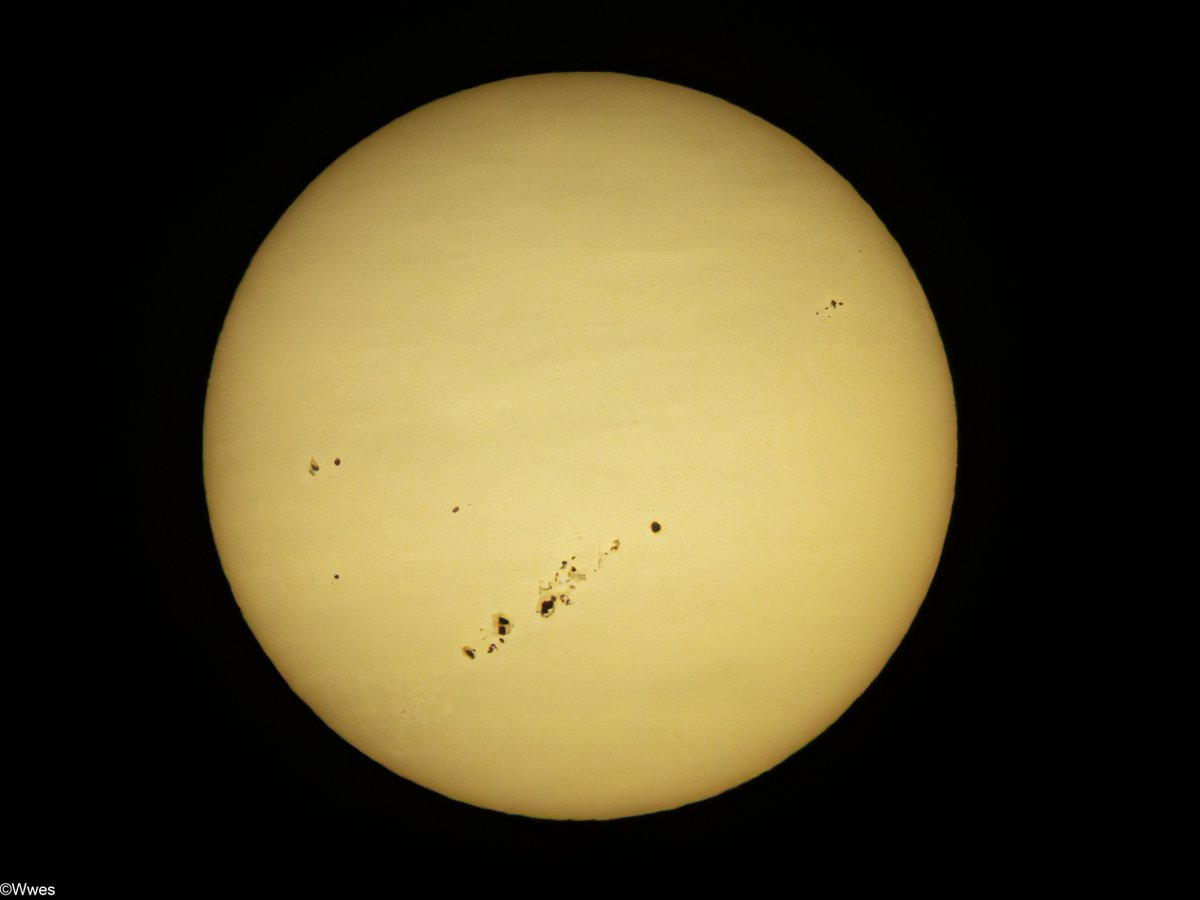 wesleyb1989's tweet photo. Moon. Sun. Jupiter. @MoonHourSocial #moonhour #solarhour #planethour 😂 https://t.co/izBucd7p42