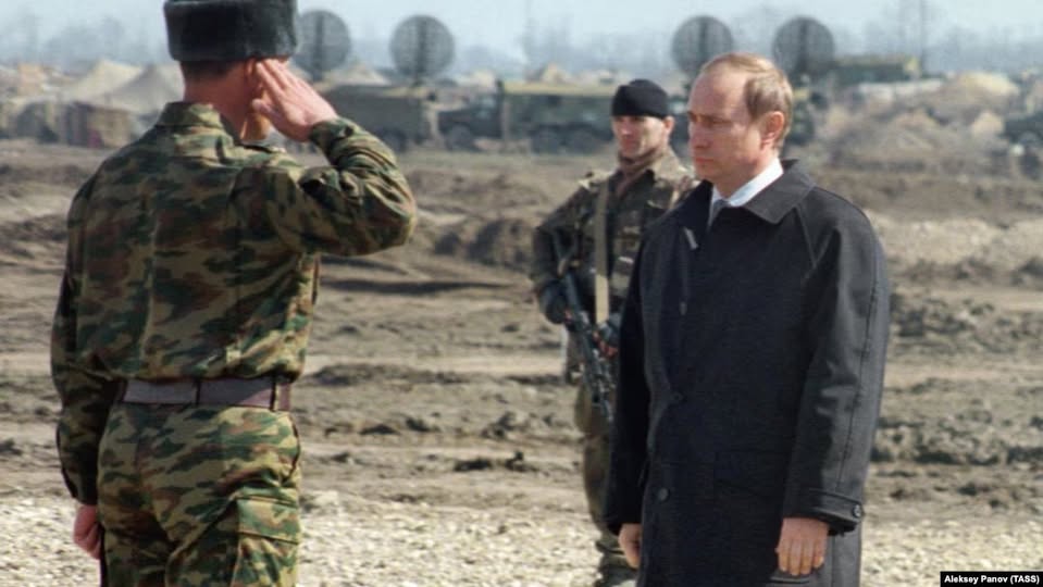 pogrebeckij's tweet photo. Диявол криється в деталях. Люди, які писали мирну угоду, абсолютно не знають історію воєн.
Умови втрати Україною гарантій безпеки:
"Згідно з проєктами «базового документа» про завершення війни, розробленими за участі США, гарантії безпеки будуть вважатися недійсними, якщо Україна без провокації відкриє вогонь по території Росії або здійснить вторгнення на її територію. Окремо згадується, що запуск ракет по таких містах, як Москва чи Санкт-Петербург, без вагомих причин також анулює гарантії".
Нагадую, з якої провокації розпочиналася війна з Фінляндією 1939 року, коли радянська сторона заявила про обстріл своєї території фінською артилерією в районі села Майніла, що стало приводом для вторгнення СРСР 30 листопада 1939 року.
Війна з Польщею (і Друга світова війна загалом) розпочалася із серії інсценованих нападів Німеччиною, найбільш відомим з яких стала Гляйвицька провокація.
Друга Чеченська компанія росії проти Чечні почалася з провокації ФСБ, яка влаштували серію вибухів житлових будинків у вересні 1999 року в Буйнакську, Москві та Волгодонську.
Росія ніколи не тримала взятих на себе зобов'язань. Цим підпунктом нівелюються всі обіцяні нам гарантії.