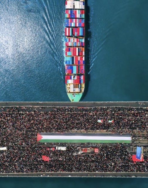 Reload2023's tweet image. Galata’da buluşmuyoruz
#galatasaray
#fenerbahçe
#beşiktaş 
Herkes aklını başına alsın.
Zenginler biat etti.
Şimdi milleti taraftarı biata çağırıyorlar 
Kahrolsun Akp ve yandaşları