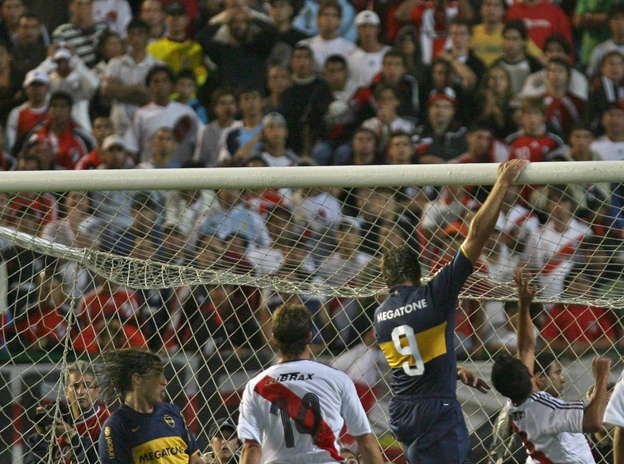 Gol de Palermo a River colgado del travesaño, Amistoso 2008.