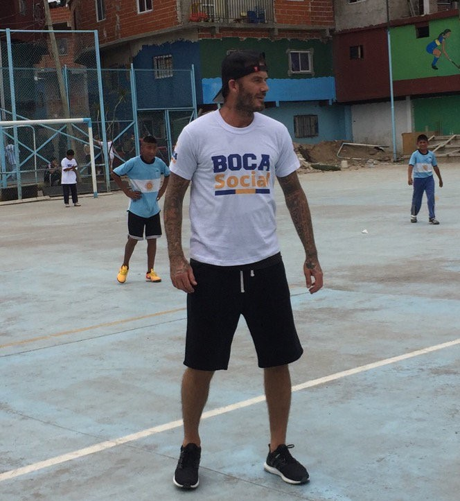 FutbolRetroAr's tweet photo. David Beckham en la 1-11-14 con la remera de Boca Social, año 2015. https://t.co/SchBCYEWBH