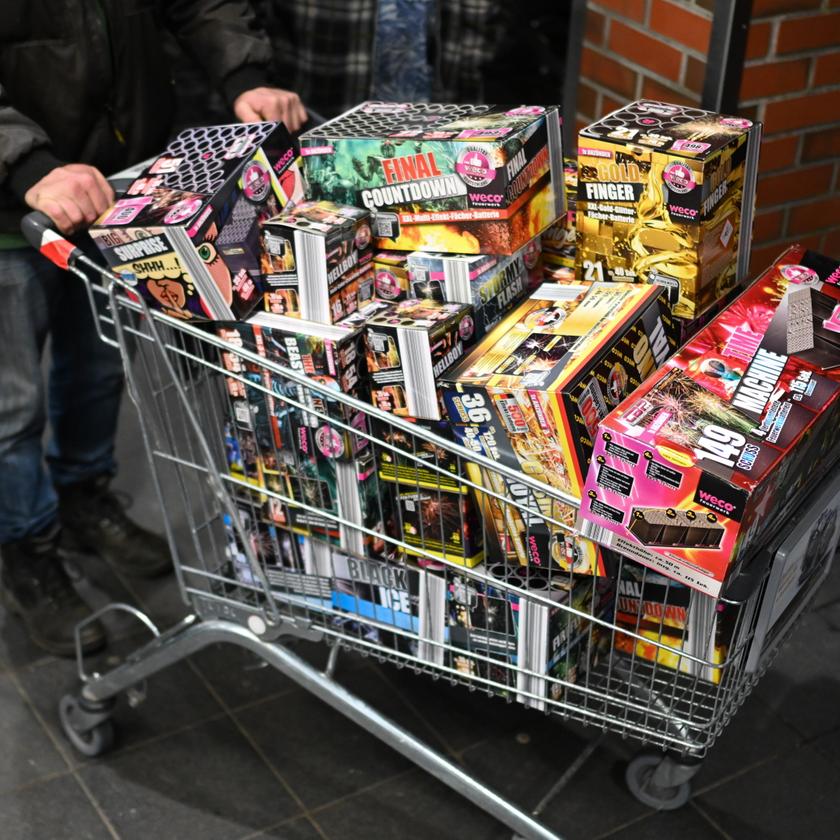 Erkenntnis des Tages:
Jammern und schimpfen - aber hunderte Flocken in den Himmel ballern🥳
Wer heute einkaufen musste, weiß, was ich meine.
Fremdschämen 2.0