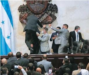 Pero como creerle a Ud, si voto a favor de la junta directiva ilegal del CN, se acuerda, la patada voladora del Engel <a href="/raseltome/">Rasel Tome</a> también Ud votó a favor del pacto de impunidad 04-2022 que liberó a delincuentes como a flores lanza el del carretillazo, y otros, y también me imagino