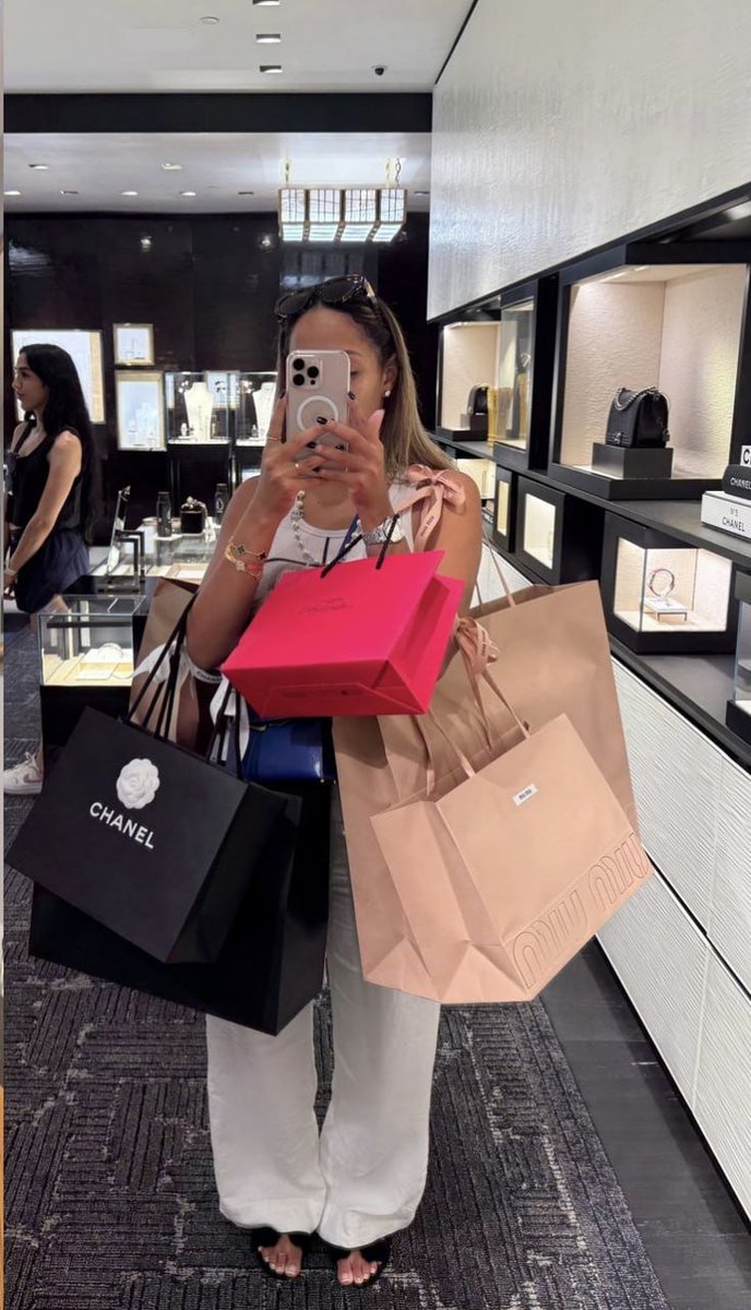 dad54's tweet image. Shopping time with my beautiful bestie ❤️