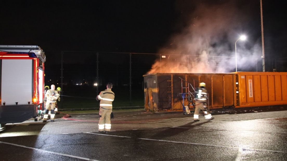 Vlammen slaan metershoog uit container in Milsbeek