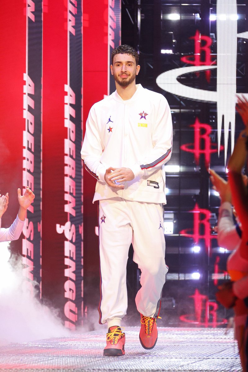 Alperen Şengün, Udoka yerine daha fazla özgürlük tanıyan bir koça denk gelseydi, triple double istatistikleri ile oynuyordu.

Houston Rockets’ın onu benimsemeyip, her yenilgide günah keçisi ilan etmesine bakmayın. Ligin en iyi 4 uzunundan biri ve çok rahat All-Star secilecektir.