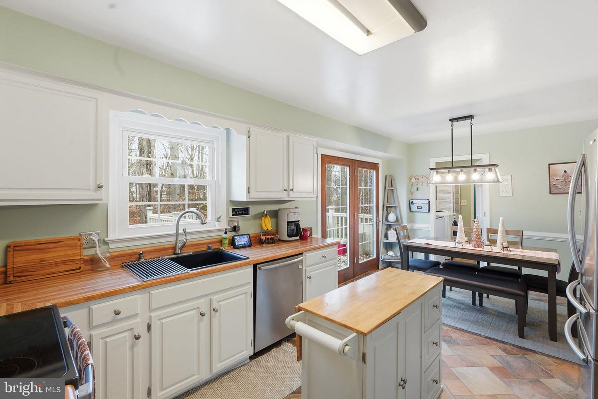 #OnTheMarketMonday
This upgraded home features a wooded backyard, and major updates! Inside, enjoy wide hickory hardwood floors, a cozy wood-burning fireplace, and a spacious kitchen with stainless steel appliances.
📍 2076 Aquia Dr | Stafford, VA 22554
coldwellbankerelite.com/listing/VA/Sta…