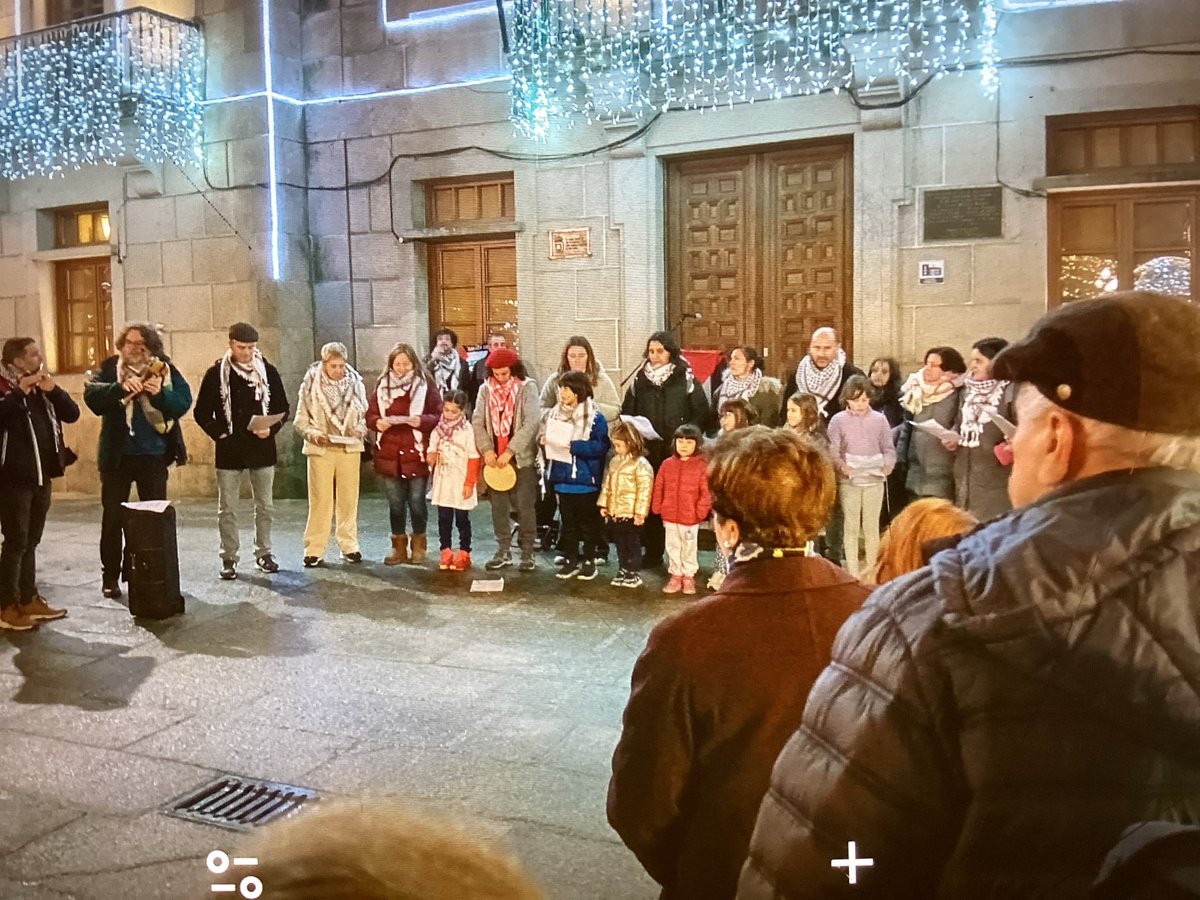 aalfayaocampo's tweet photo. Hoxe en #Redondela lembramos os palestinos e o #XenocidioEnGaza que sufren das mans dos sionistas.
  Os Ranchos de Reís de #Soutomaior e #OViso  interpretaron con sentimento,  a panxolinha “ Oliveira ardendo” . https://t.co/H21GtUg1lJ