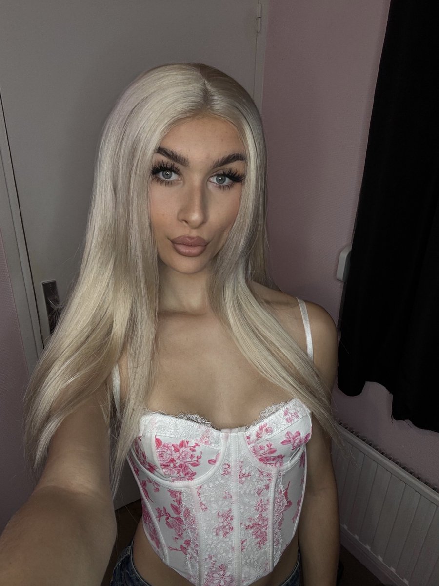 evalatrans's tweet image. Et tu oses dire que les femmes trans ne sont pas des vraies femmes alors que je suis belle comme ça 🥰 :