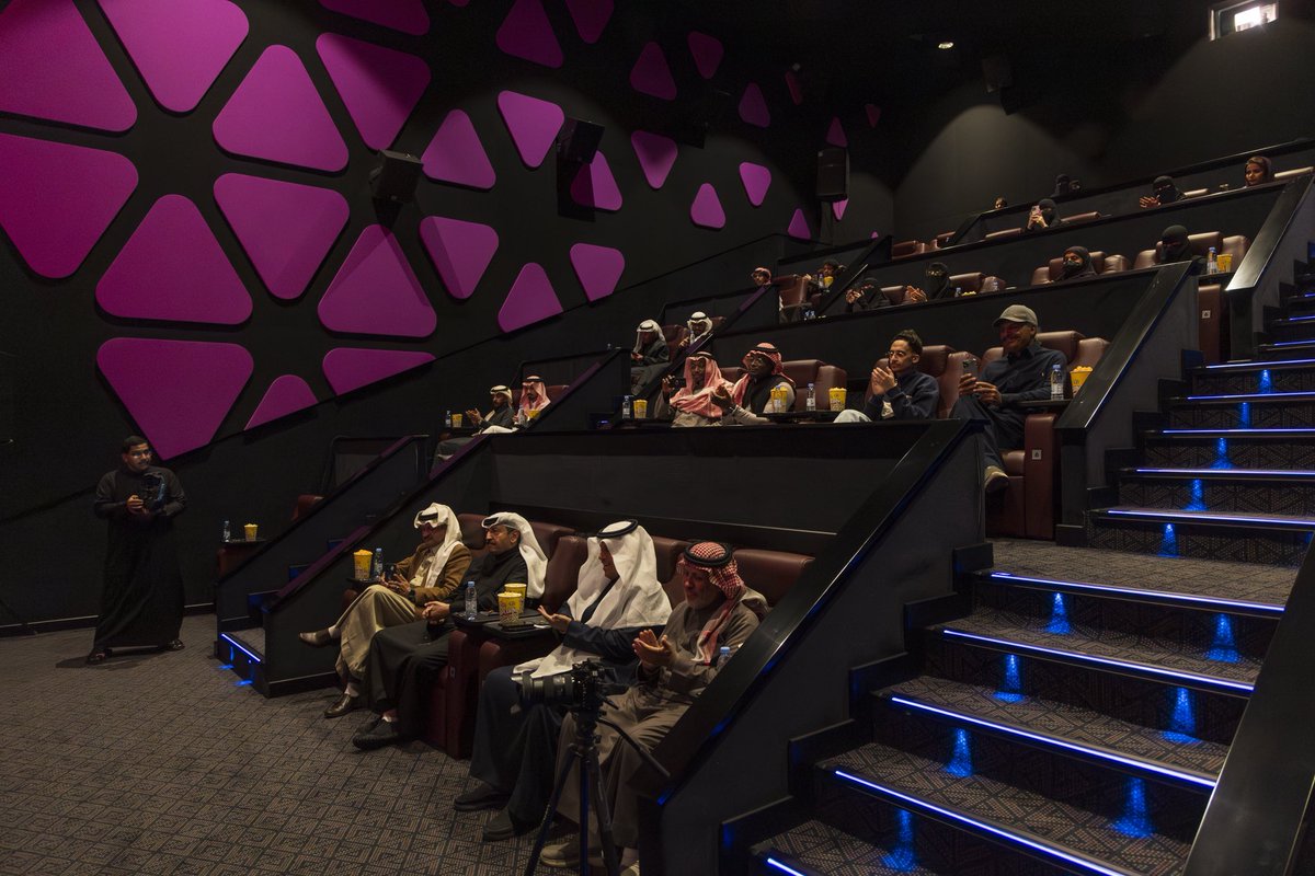 Films_Patio's tweet photo. في ليلةٍ سينمائيةٍ حالمةٍ جدًا، بدأ #فِناء_الأفلام أولى فعالياته بلقاءٍ مع الشاعر والسينمائي أحمد الملا والذي حدثنا عن "السينما السعودية؛ الآن و غدًا".

@AhmedAlmulla1 
#الطائف_تتنفس_سينما https://t.co/SOycnhxLlL