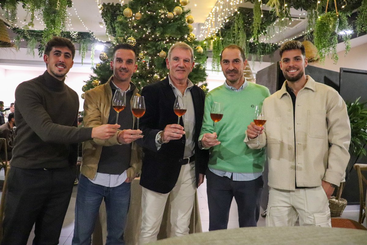 XerezDFC's tweet image. 🥂💙 ¡Brindamos por un nuevo año 2026 en el que se cumplan los objetivos y sigamos todos juntos caminando de la mano!

📌 El Restaurante Antonio acoge hoy la cena navideña del primer equipo del #XerezDeportivo