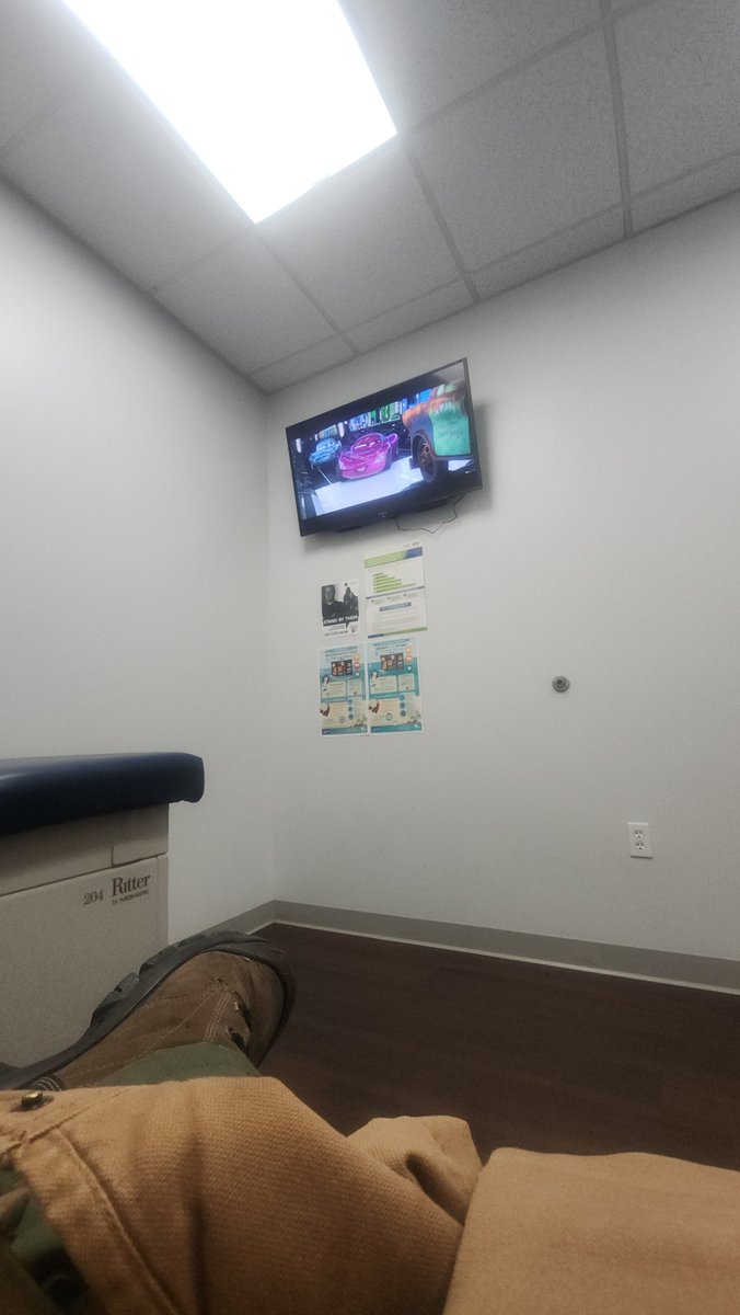 FragoutDesign's tweet image. Never seen the movie cars and can't hear it but from what I watched I'm guessing the tow truck was turned into a Manchurian candidate mk ultra type thing and the red car is his buddy but is busy racing... Lol couldn't get into the dentist today yet so went to urgent care instead…