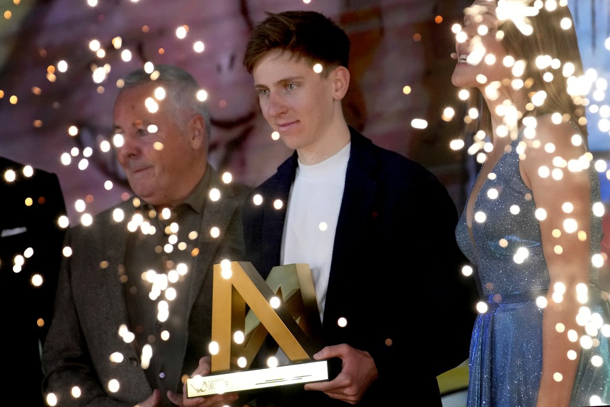 SkvarcDejan's tweet image. 👉💪🇸🇮🇸🇮 TADEJ POGAČAR - PRVAK PRVAKOV! 🇸🇮🇸🇮👉💪🇸🇮
 Slovenski kolesar Tadej Pogačar je po novi zelo uspešni sezoni dobil novo priznanje. Francoski časnik L'Eqipe ga je izbral za najboljšega športnika sveta, tako imenovanega prvaka prvakov!
SLOVENSKI PONOS! 👉💪🇸🇮🇸🇮🇸🇮 
@TamauPogi